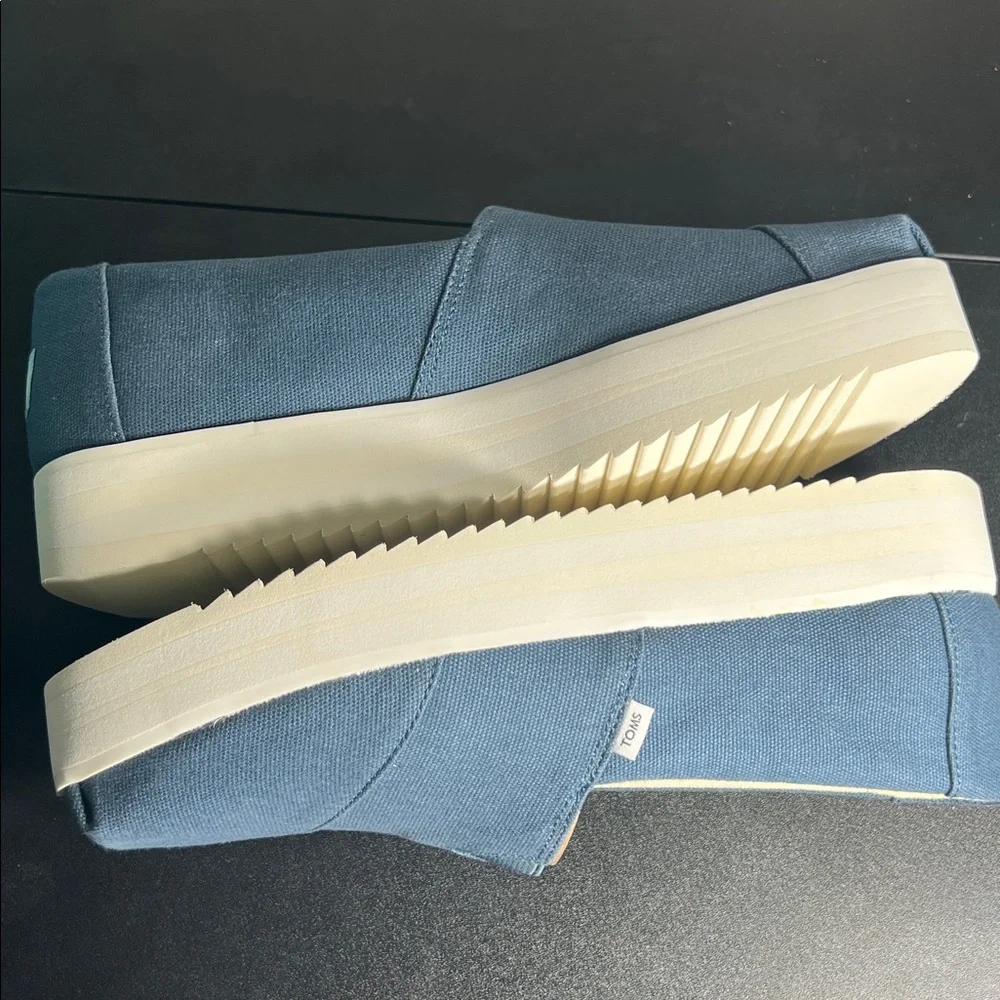 Women's Canvas Platform Blue Shoes TOMS size 9 1/2 NEW